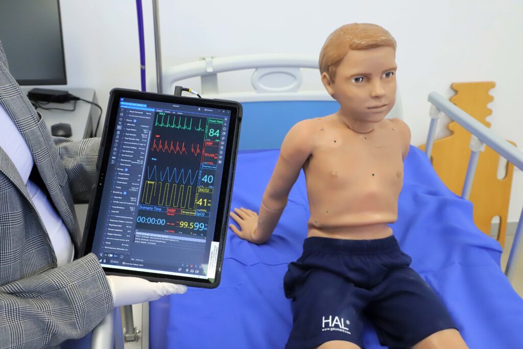 Estudiantes de medicina de la UAA cuentan ahora con novedoso simulador pediátrico, único en el estado