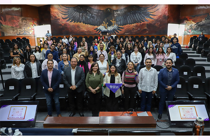 Imparte Olimpia Coral Melo conferencia en la Universidad Autónoma de Querétaro, sobre violencia digital y derechos en internet