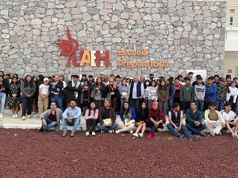La poesía iberoamericana resuena en aulas de la UAEH